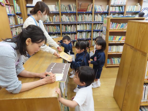 絵本の貸し出し